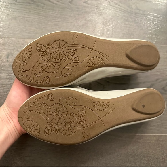 Steve Madden taupe patent flats (Sz 7.5) - Picture 13 of 13